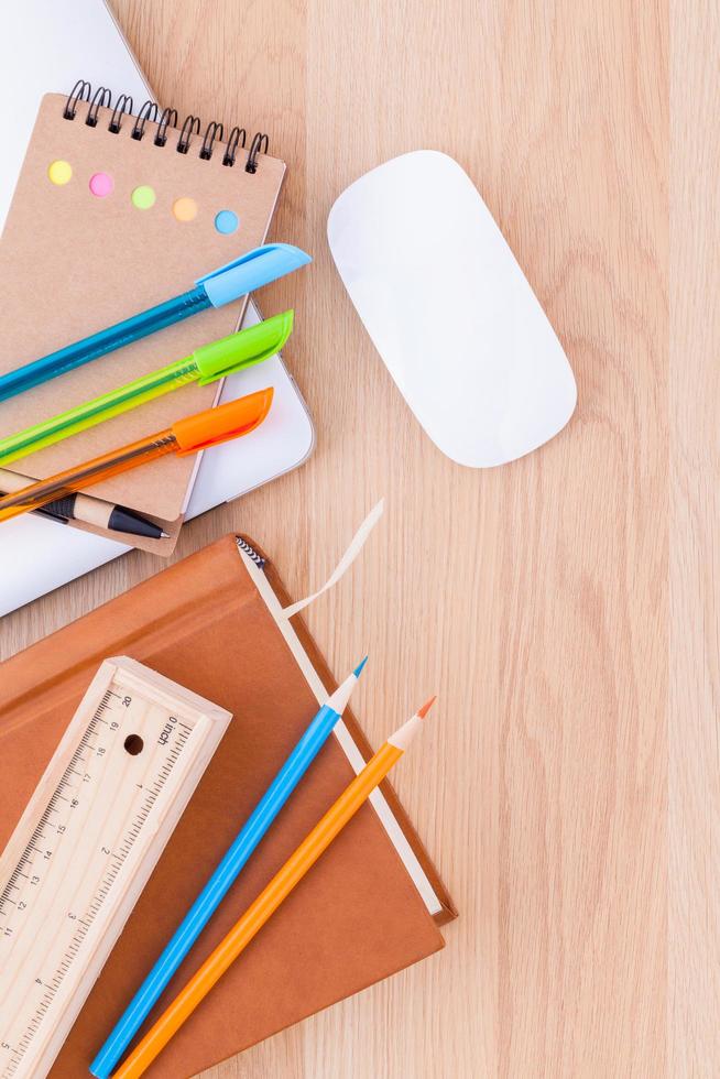 vista dall'alto di materiale scolastico su una scrivania foto