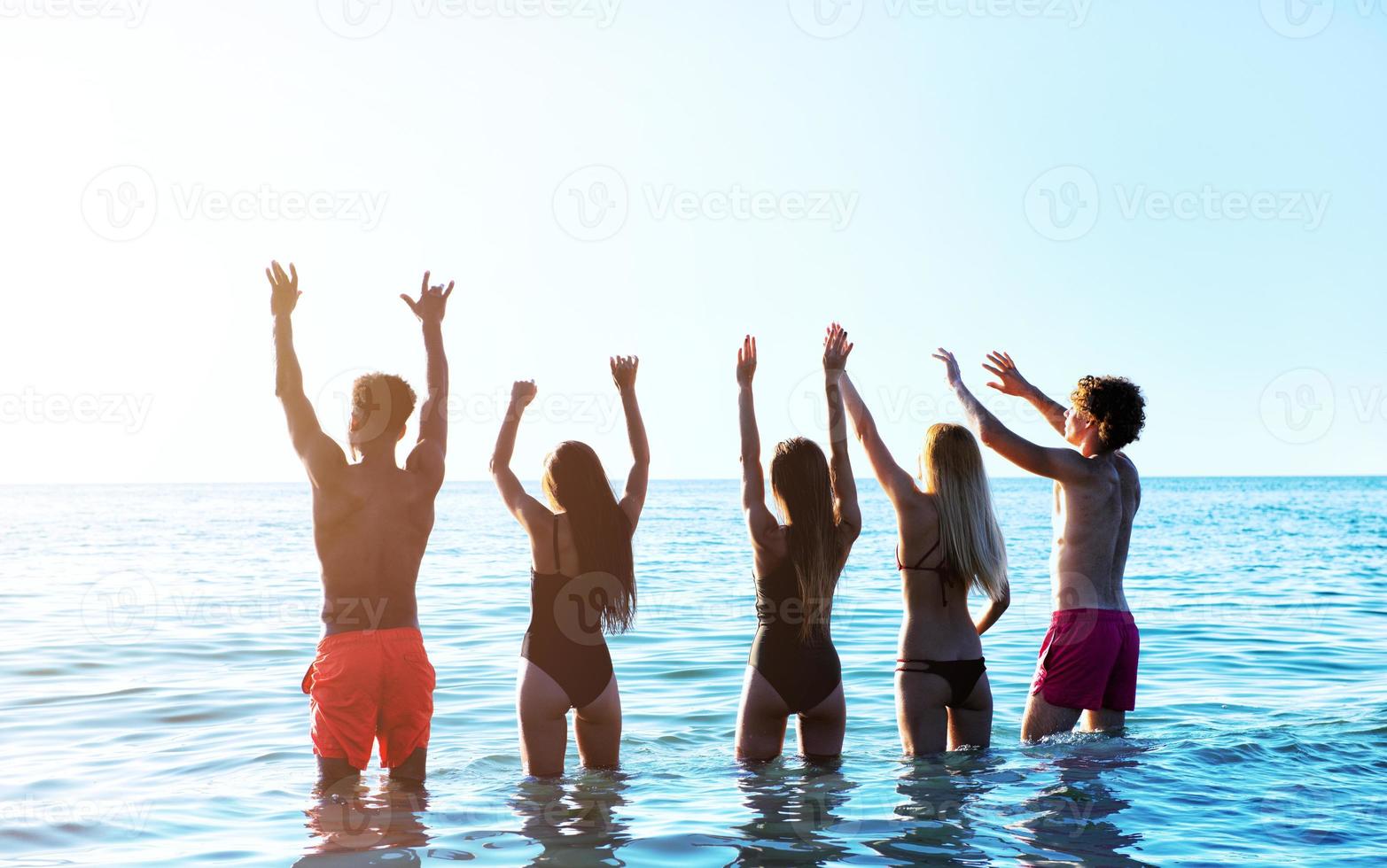 gruppo di amici avendo divertimento su il spiaggia. concetto di estate foto