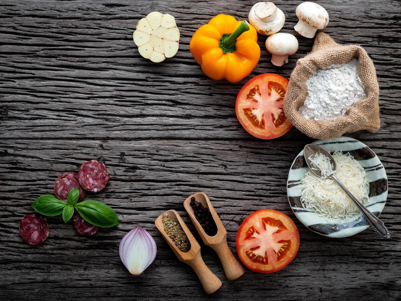 ingredienti italiani freschi su legno rustico foto