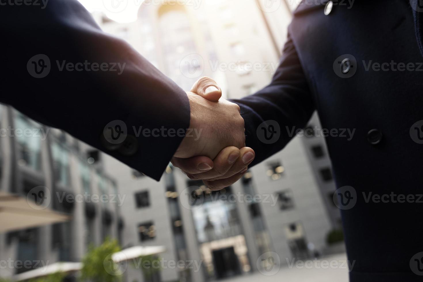 stretta di mano attività commerciale persona nel ufficio. concetto di lavoro di squadra e collaborazione. foto