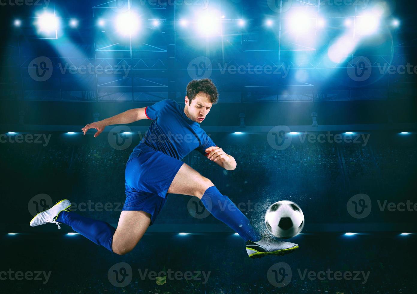 calcio attaccante colpi il palla con un acrobatico calcio nel il aria a il stadio foto