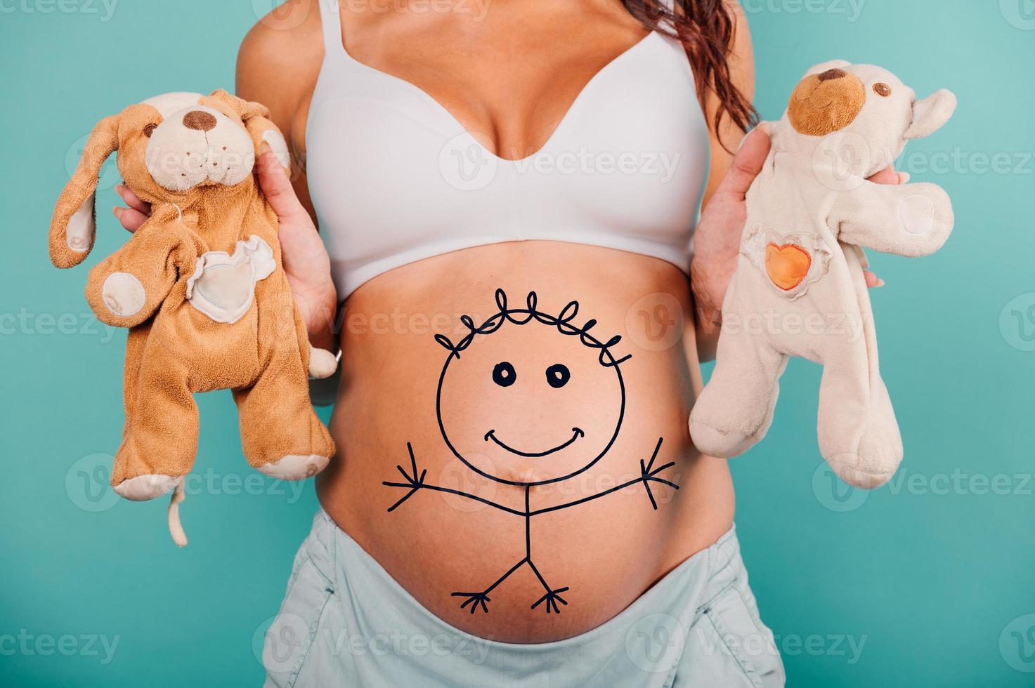 incinta donna aspettandosi un' bambino carezze sua pancia foto