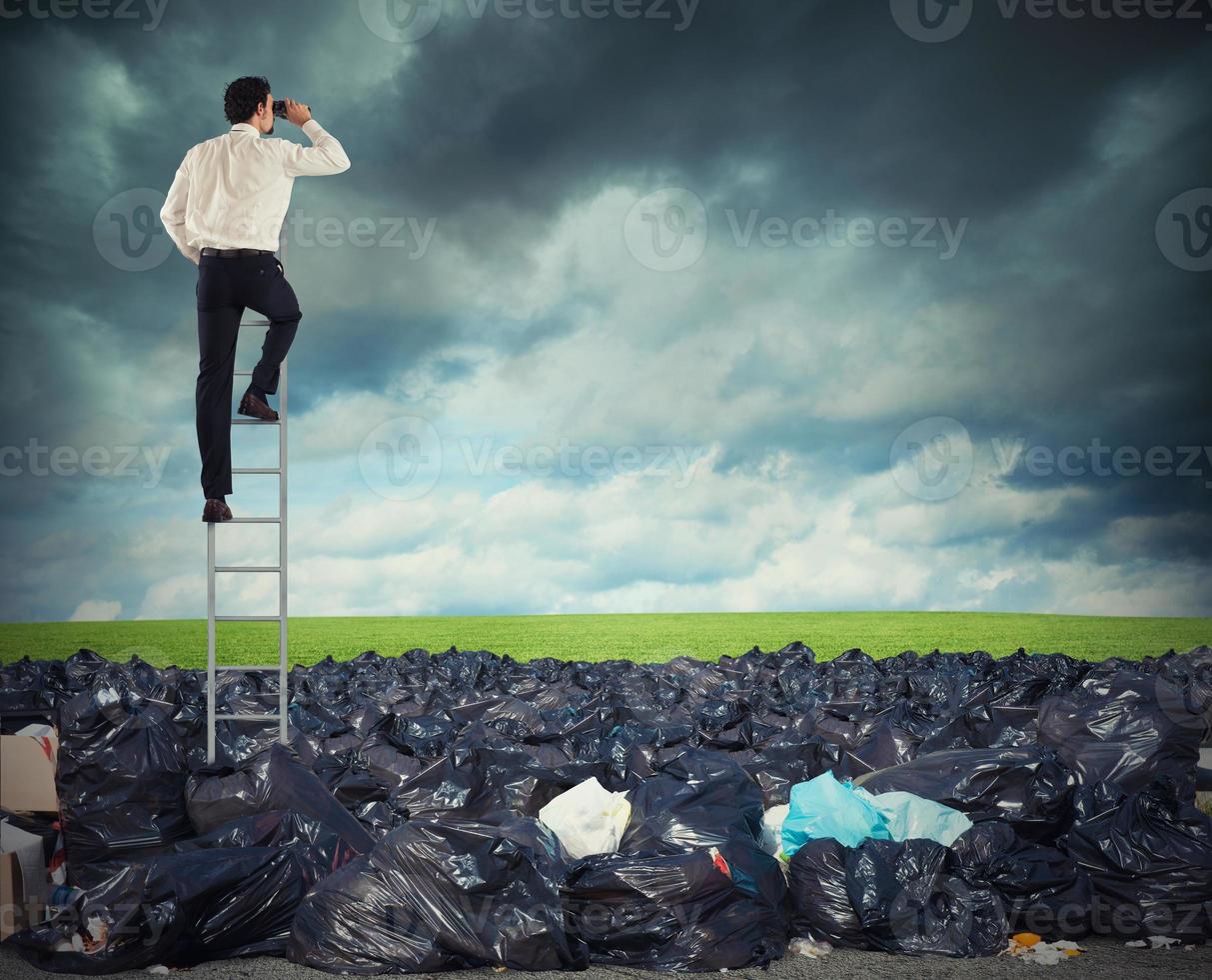 uomo d'affari su un' le scale ricerche lontano per pulito ambiente. superare il globale inquinamento problema foto