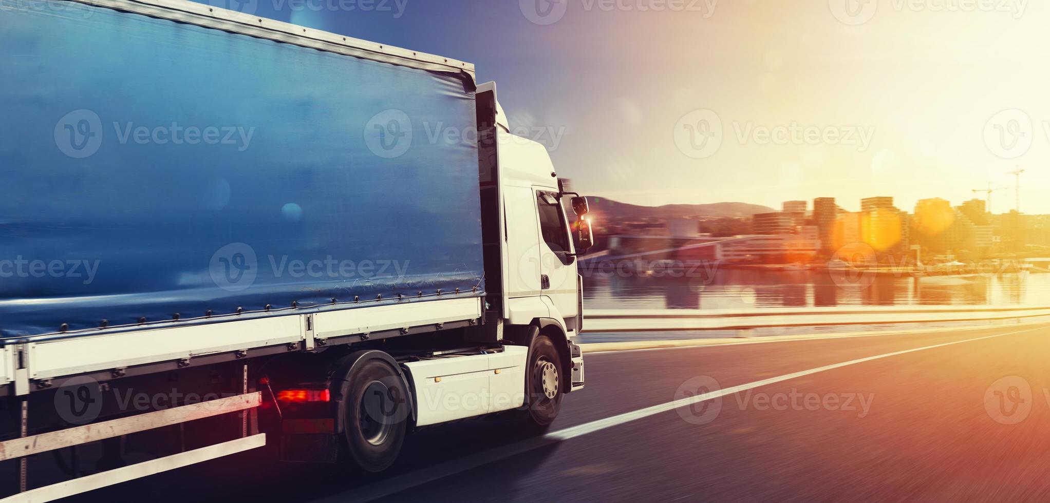 camion correre veloce su il autostrada per consegnare foto