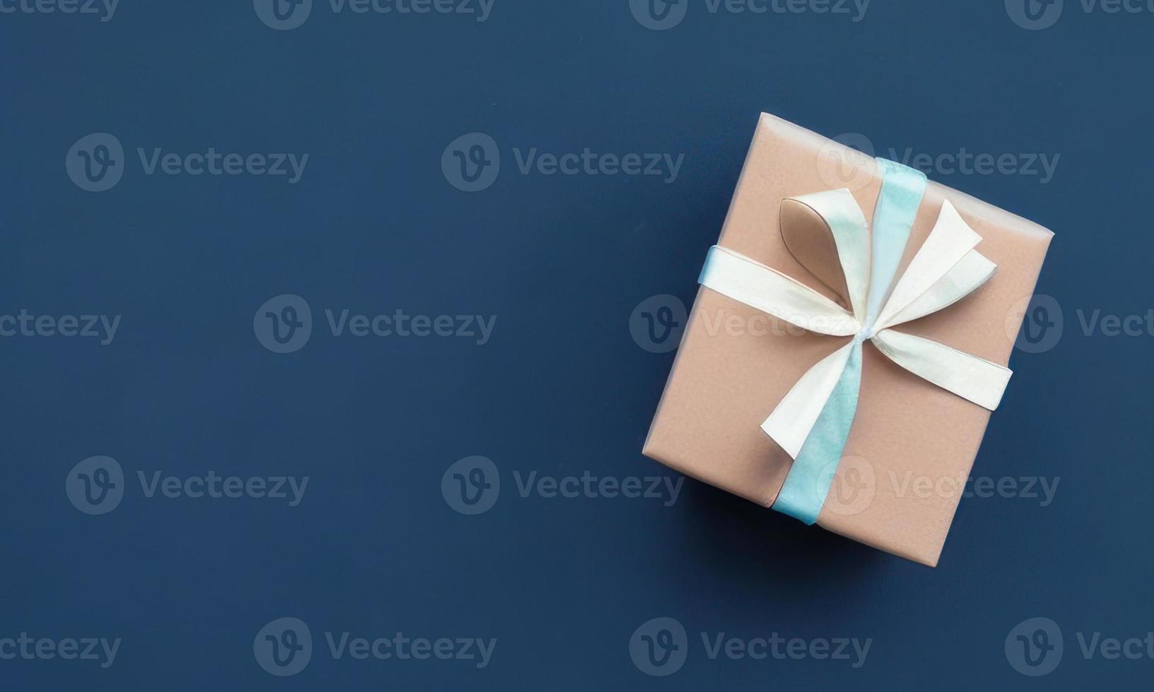 regalo scatola su blu sfondo foto