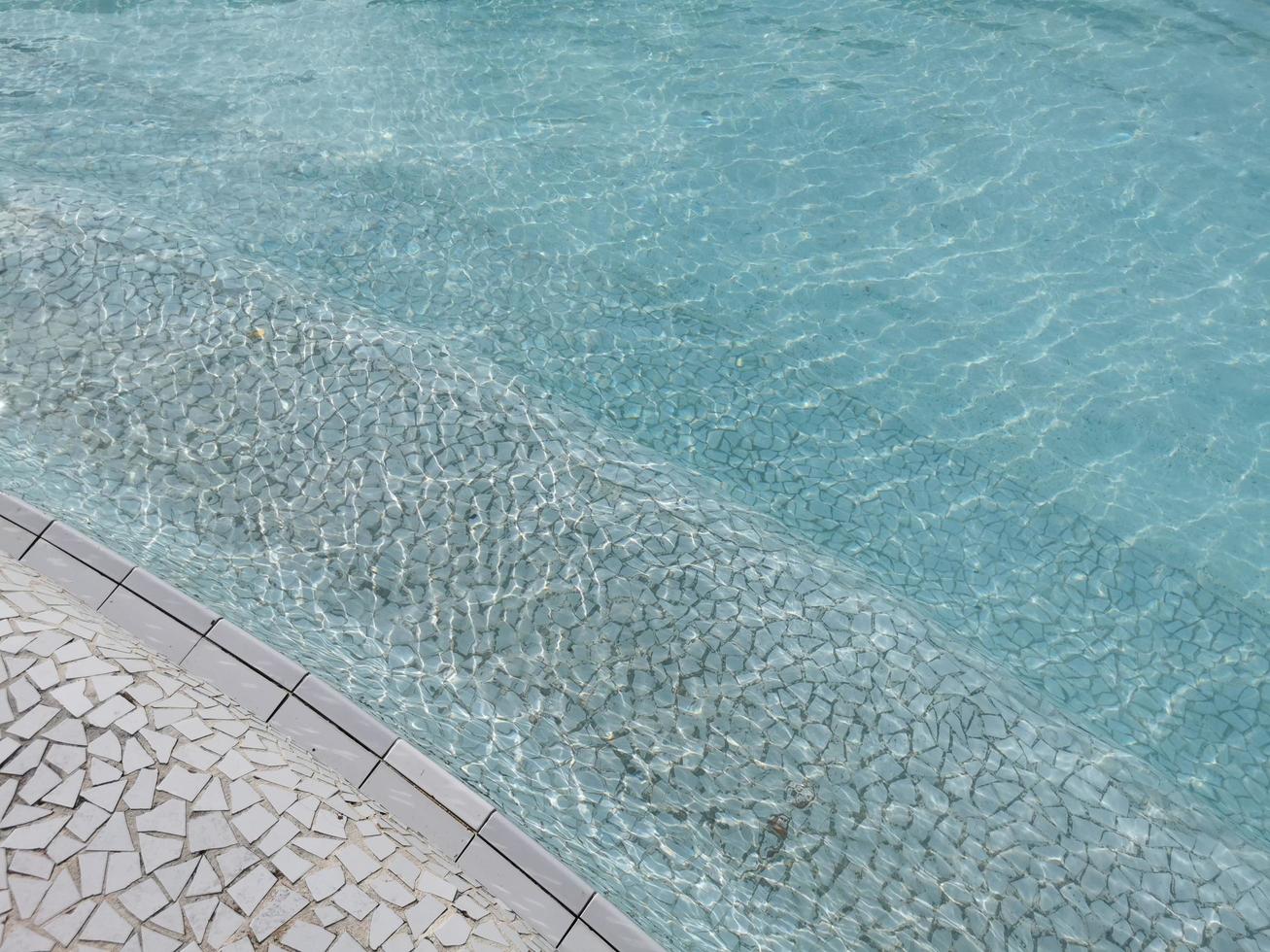 bianca mosaico Fontana e turchese acqua foto