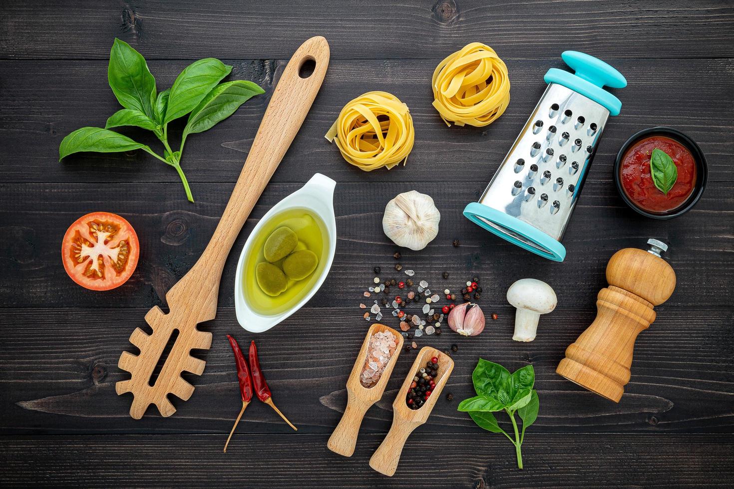 piatto di laici spaghetti ingredienti su legno scuro foto