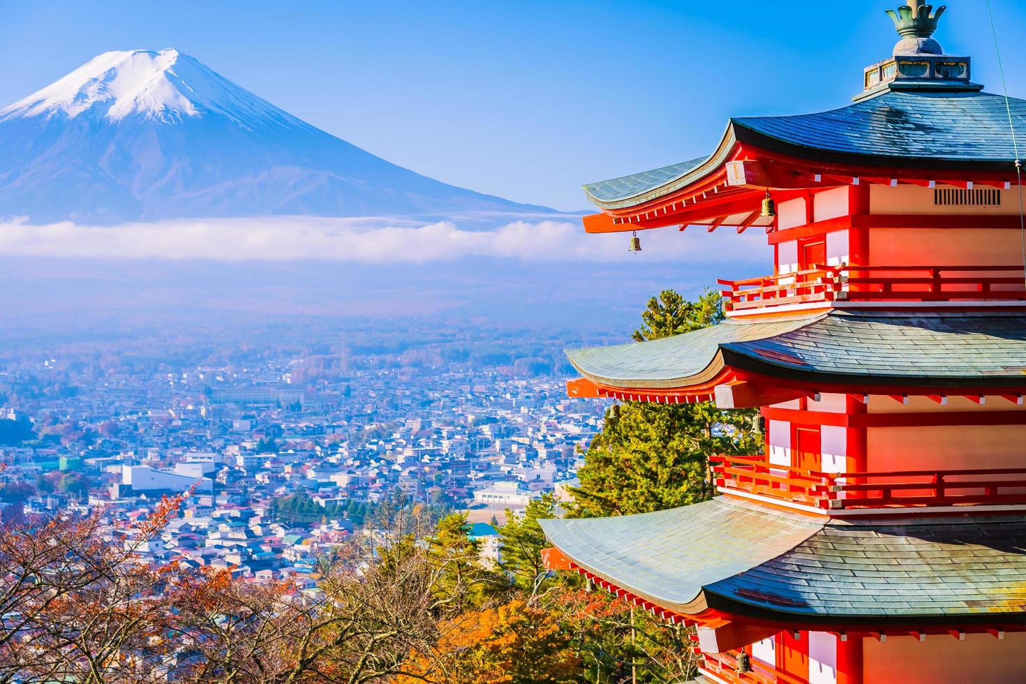 mt. fuji con pagoda chureito in giappone foto