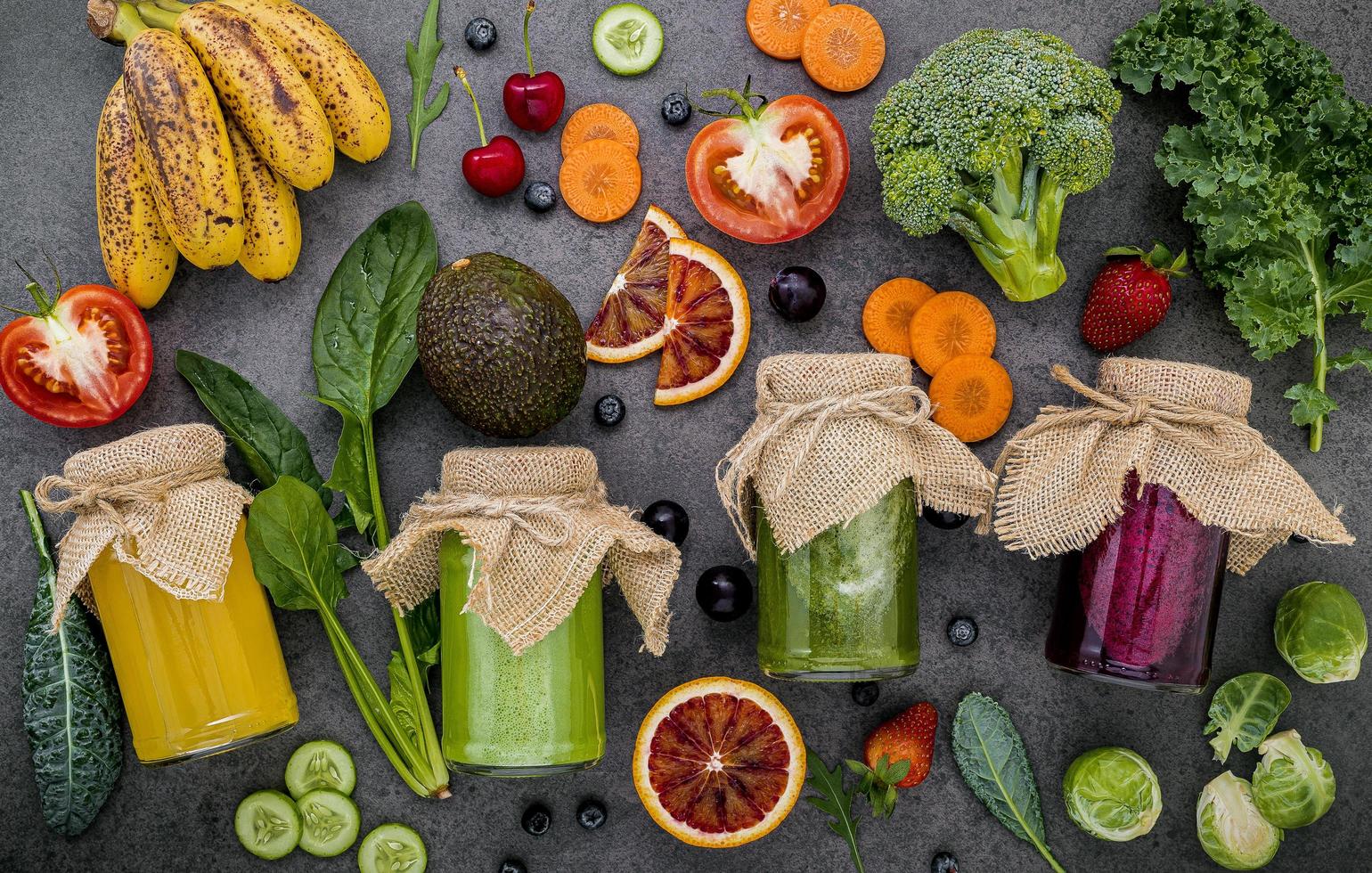 vasetti di frutta e verdura fresca foto