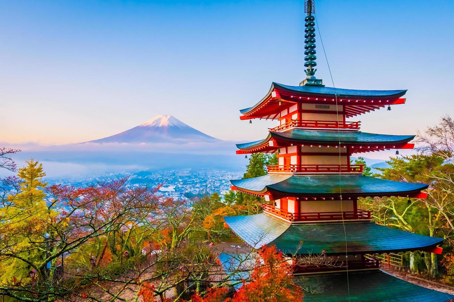 mt. fuji con pagoda chureito in giappone foto