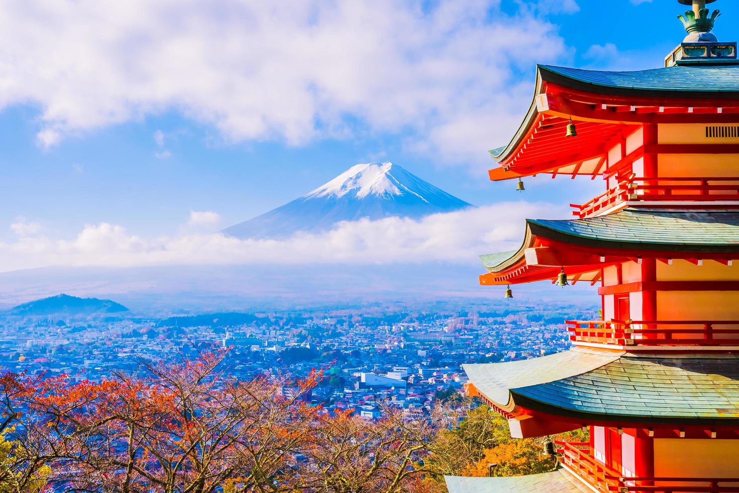 mt. fuji con pagoda chureito in giappone foto