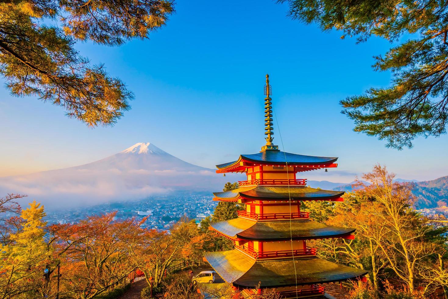 mt. fuji con pagoda chureito in giappone foto