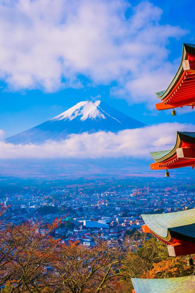 mt. fuji con pagoda chureito in giappone foto