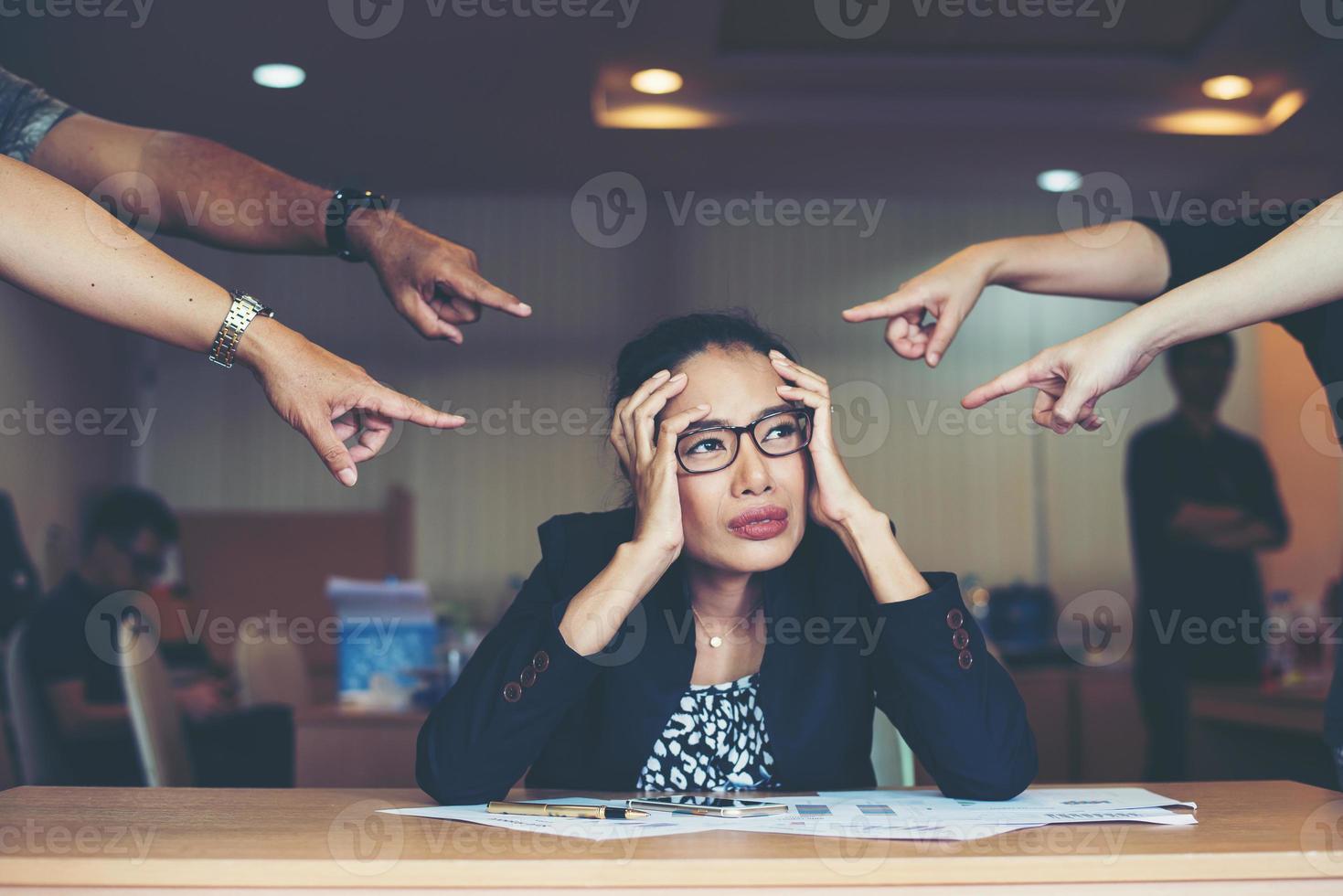 donna frustrata di affari che si siede al tavolo in ufficio foto