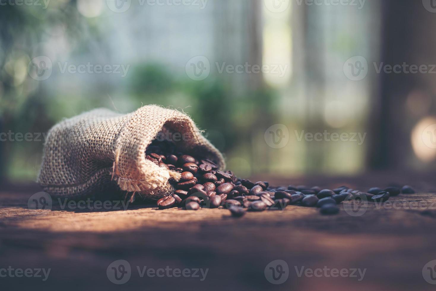 chicchi di caffè in sacchetto foto