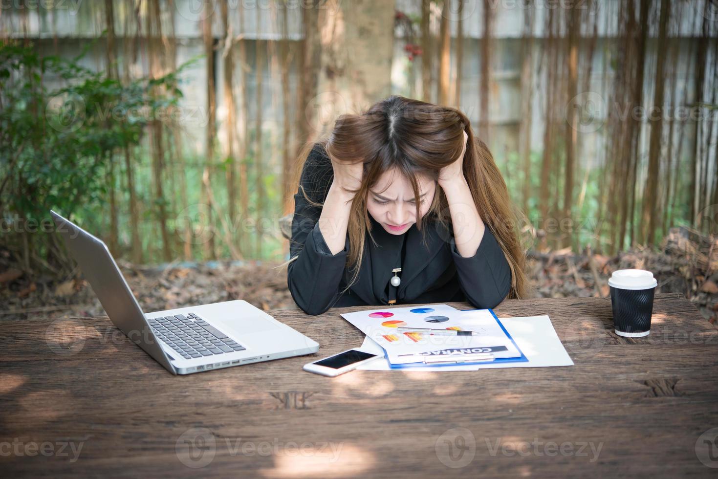 ritratto di una donna d'affari stressata al suo posto di lavoro foto