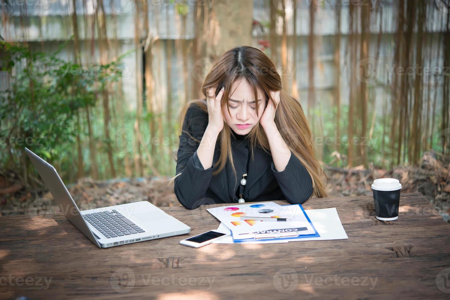 ritratto di una donna d'affari stressata al suo posto di lavoro foto