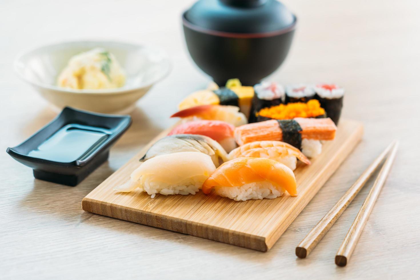 salmone, tonno, conchiglia, gamberetti e altri sushi maki di carne foto