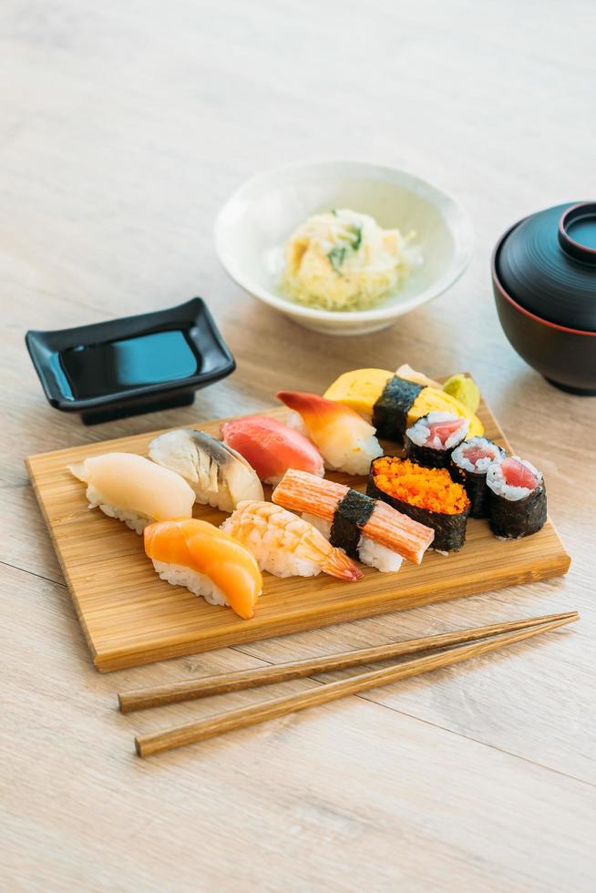 salmone, tonno, conchiglia, gamberetti e altri sushi maki di carne foto