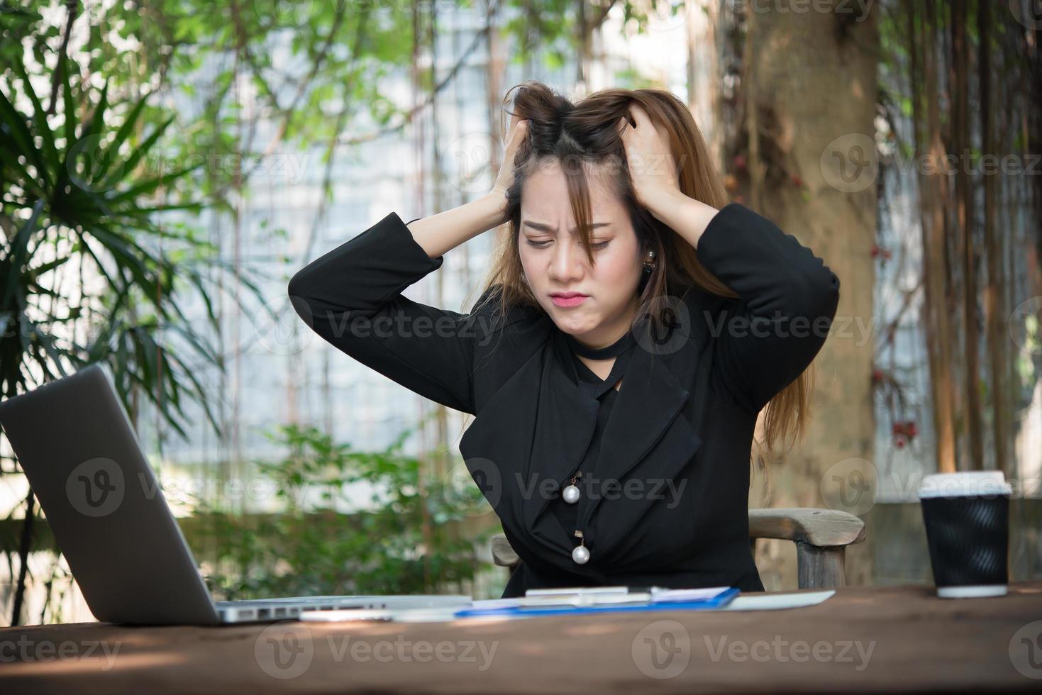 ritratto di una donna d'affari stressata al suo posto di lavoro foto