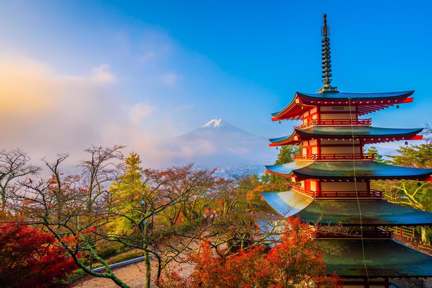 mt. fuji con pagoda chureito in giappone foto