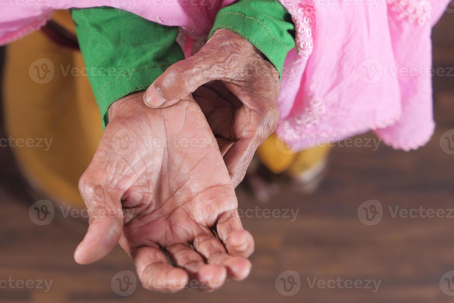 mani della vecchia foto