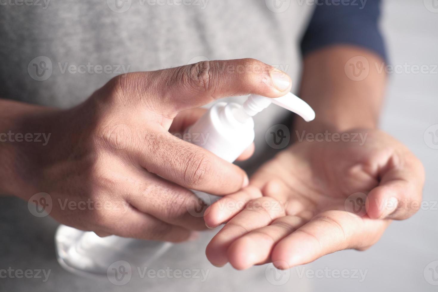 utilizzando un liquido disinfettante foto