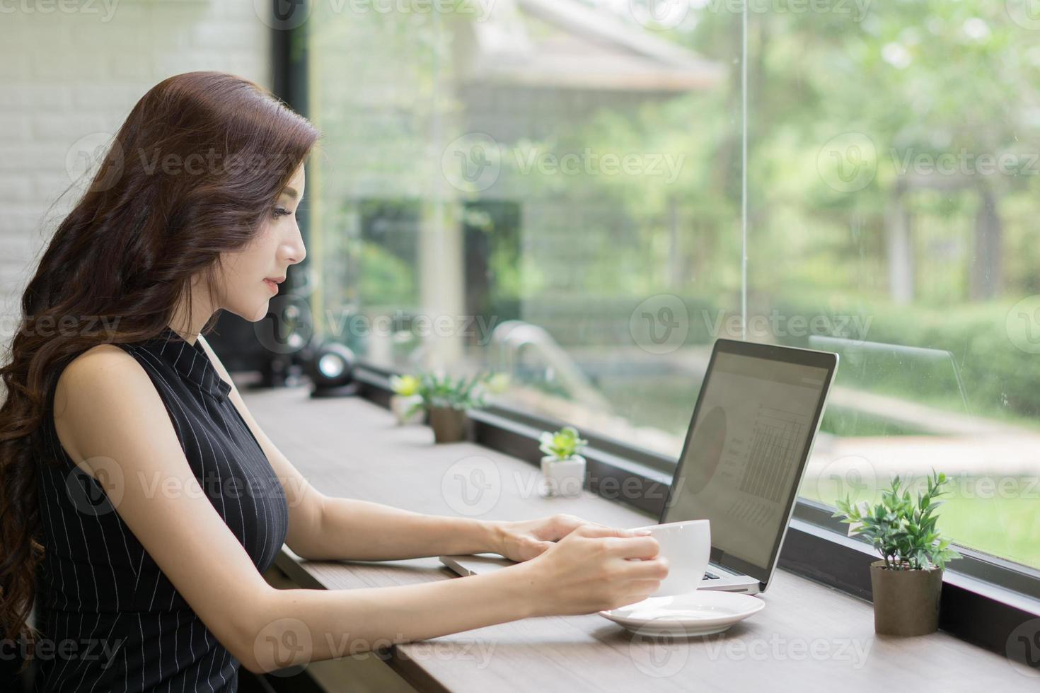 giovane donna d'affari che lavora al computer portatile in ufficio foto