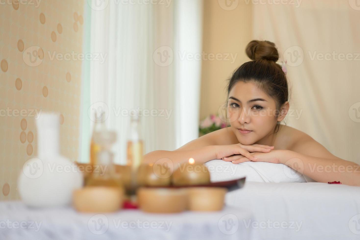 giovane bella donna con un sano massaggio in un salone spa foto