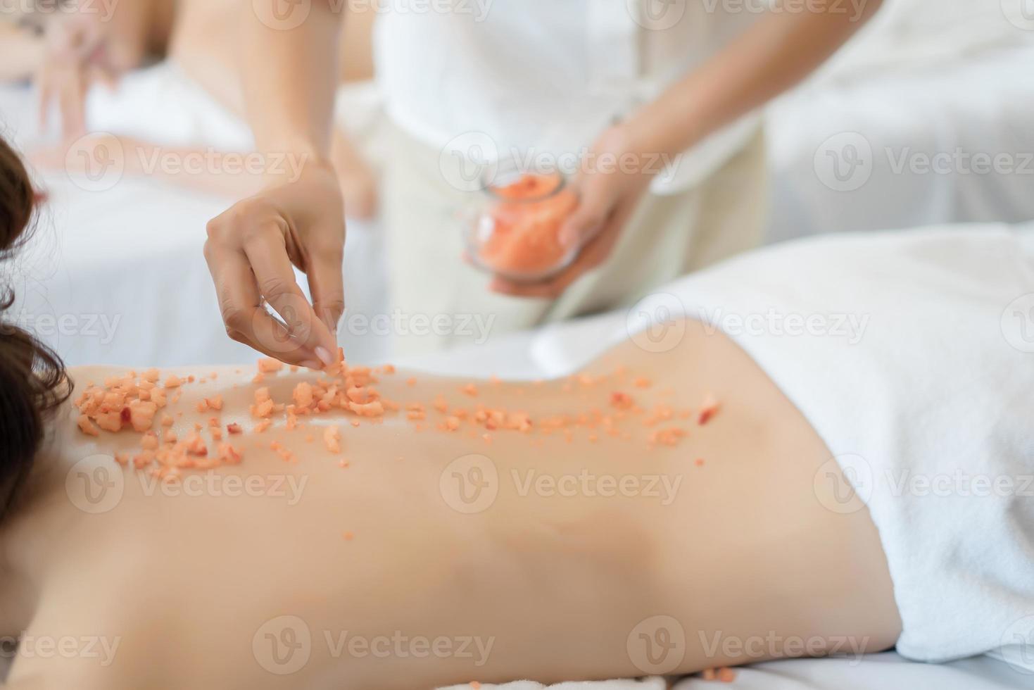donna che ottiene massaggio nella spa foto