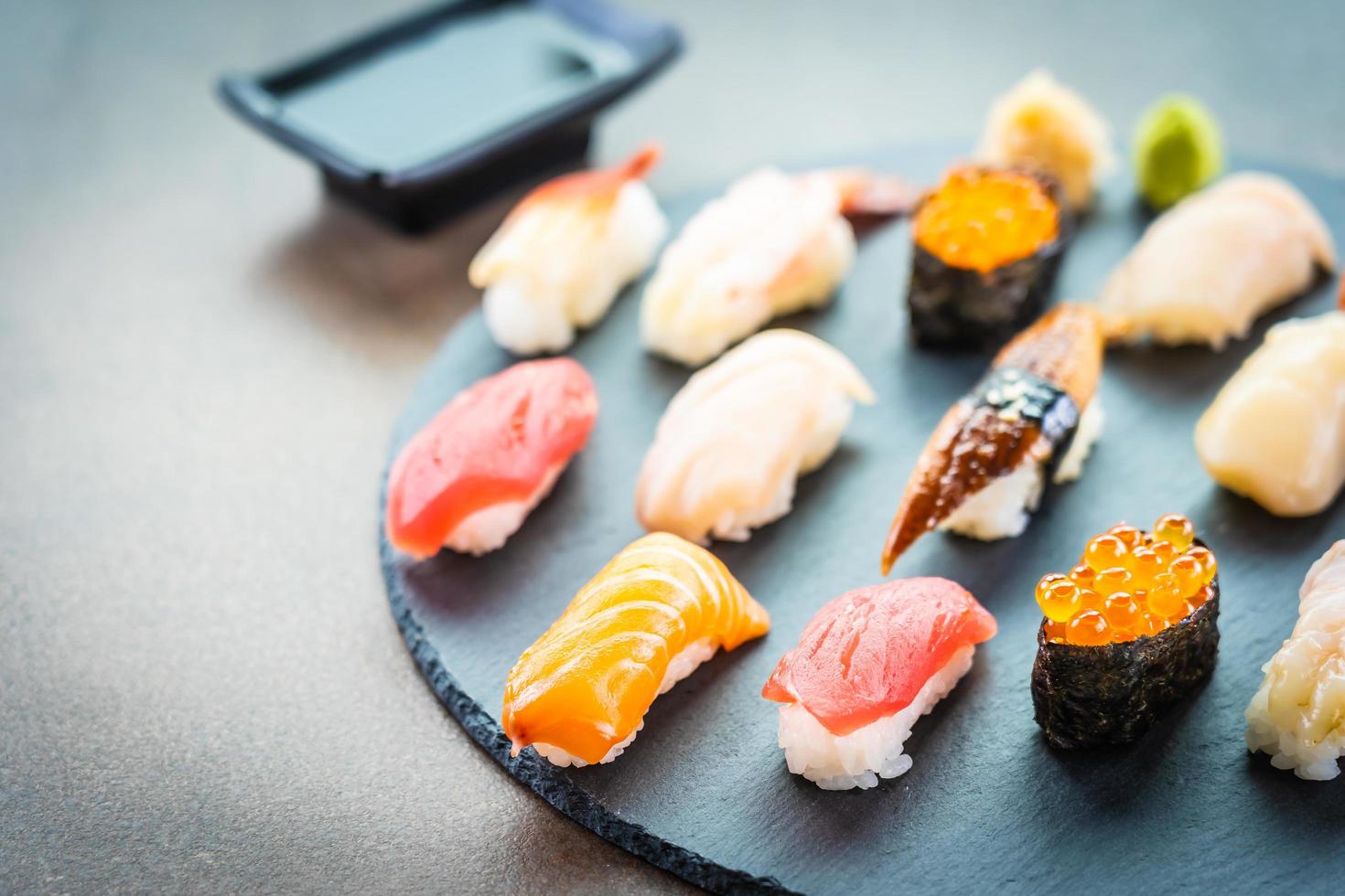 nigiri sushi set con salmone, tonno, gamberetti, gamberi, anguilla, conchiglia e altri sashimi foto