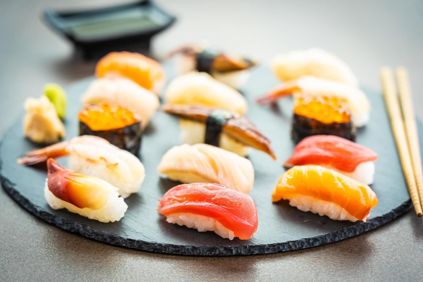 nigiri sushi set con salmone, tonno, gamberetti, gamberi, anguilla, conchiglia e altri sashimi foto