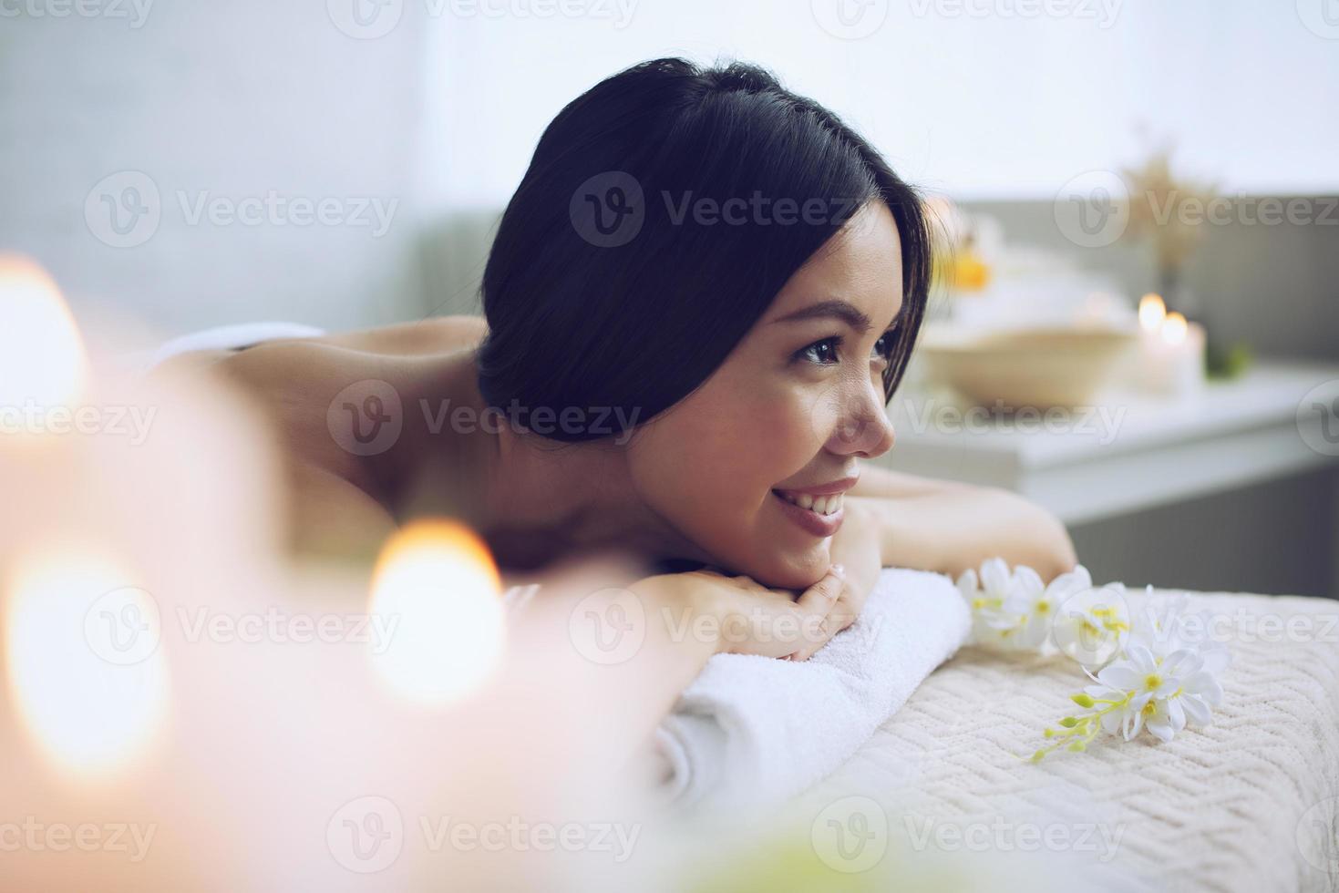 donna rilassante con un' massaggio nel un' terme centro foto