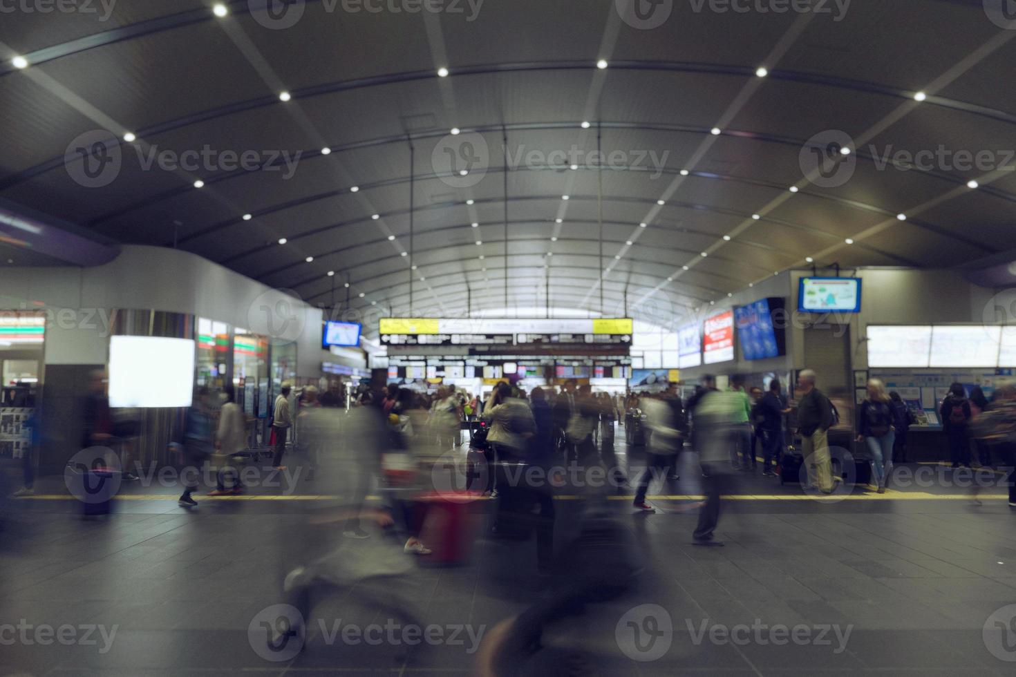 movimento di persone quello camminare nel un' moderno stazione foto