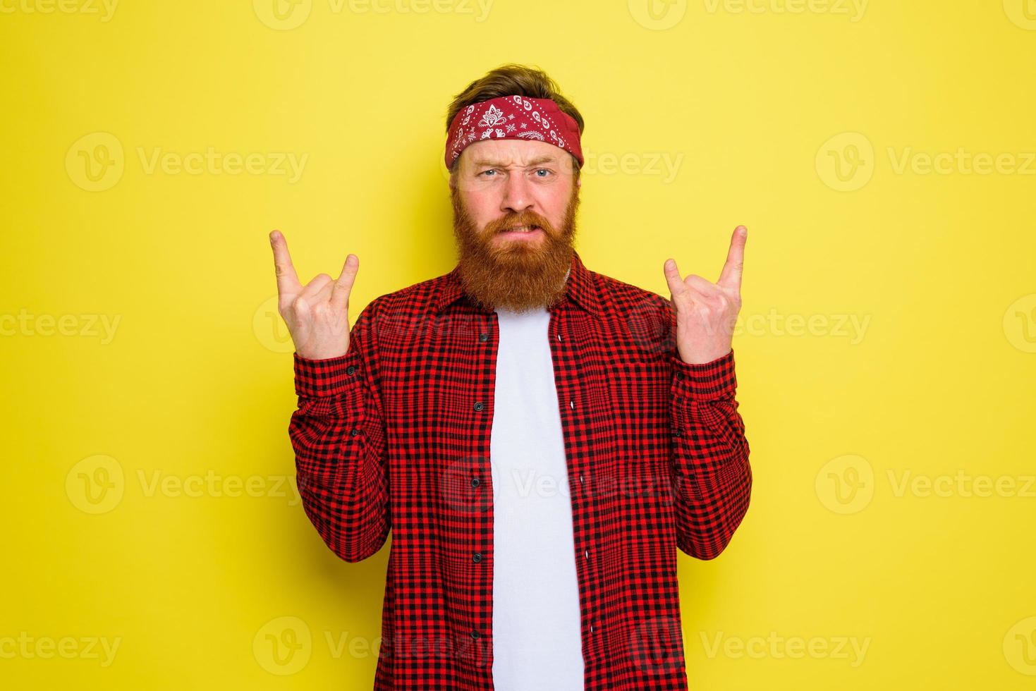 grave uomo con barba e bandana nel testa foto