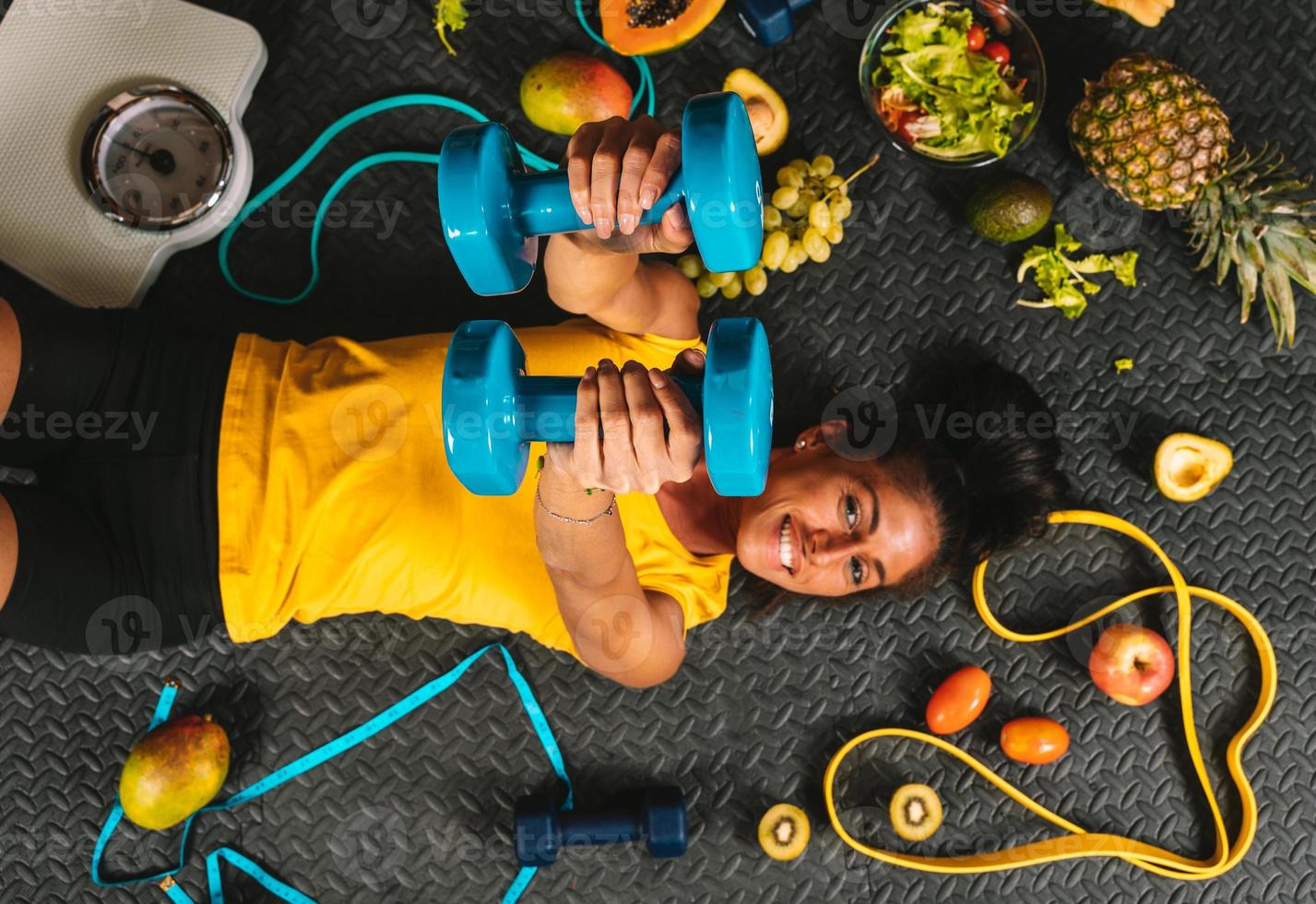 contento donna mangiare salutare e treni nel il Palestra foto