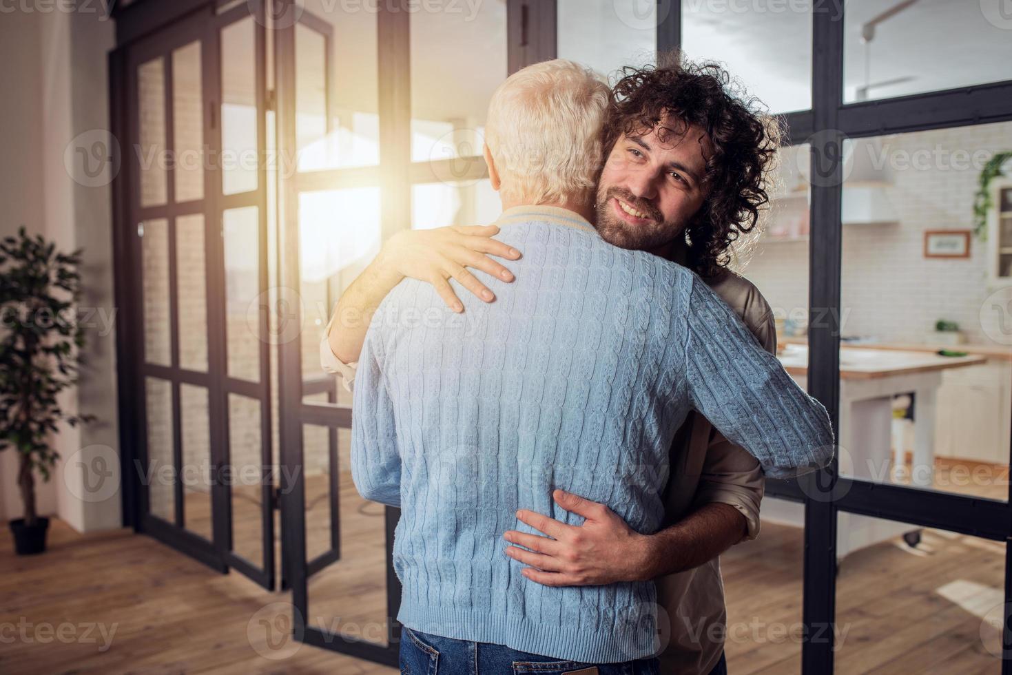 papà e figlio abbraccio ogni altro a casa. concetto di famiglia relazione foto