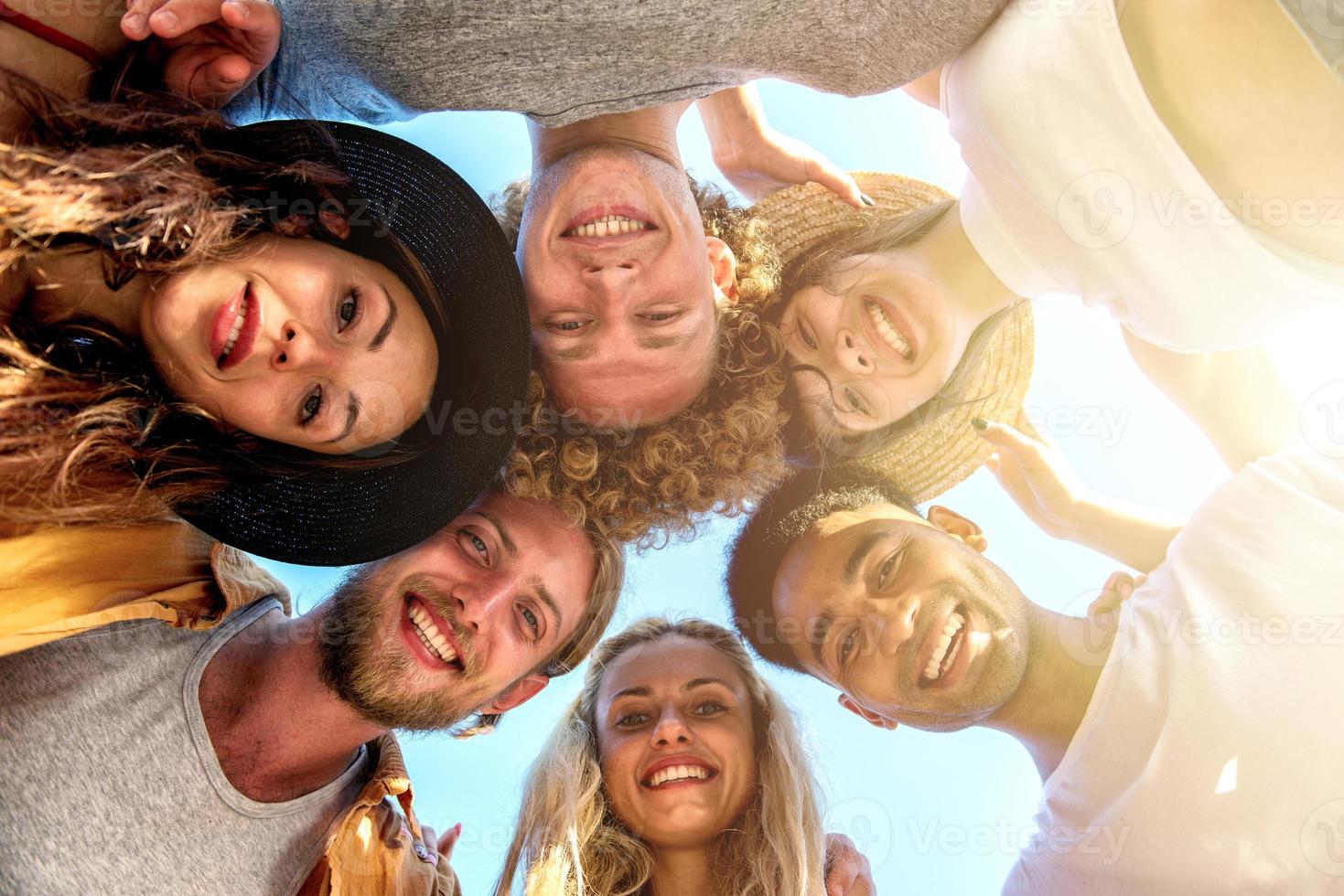 contento sorridente insieme amici a il spiaggia foto