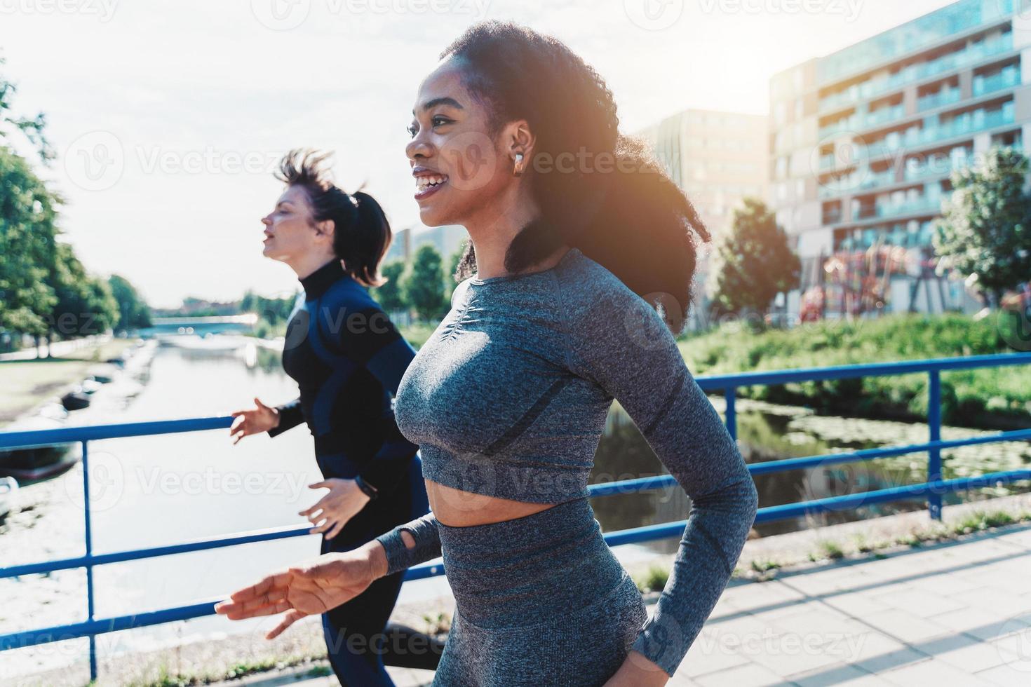 donna corre e fa fitness esercizi all'aperto nel un' soleggiato giorno foto