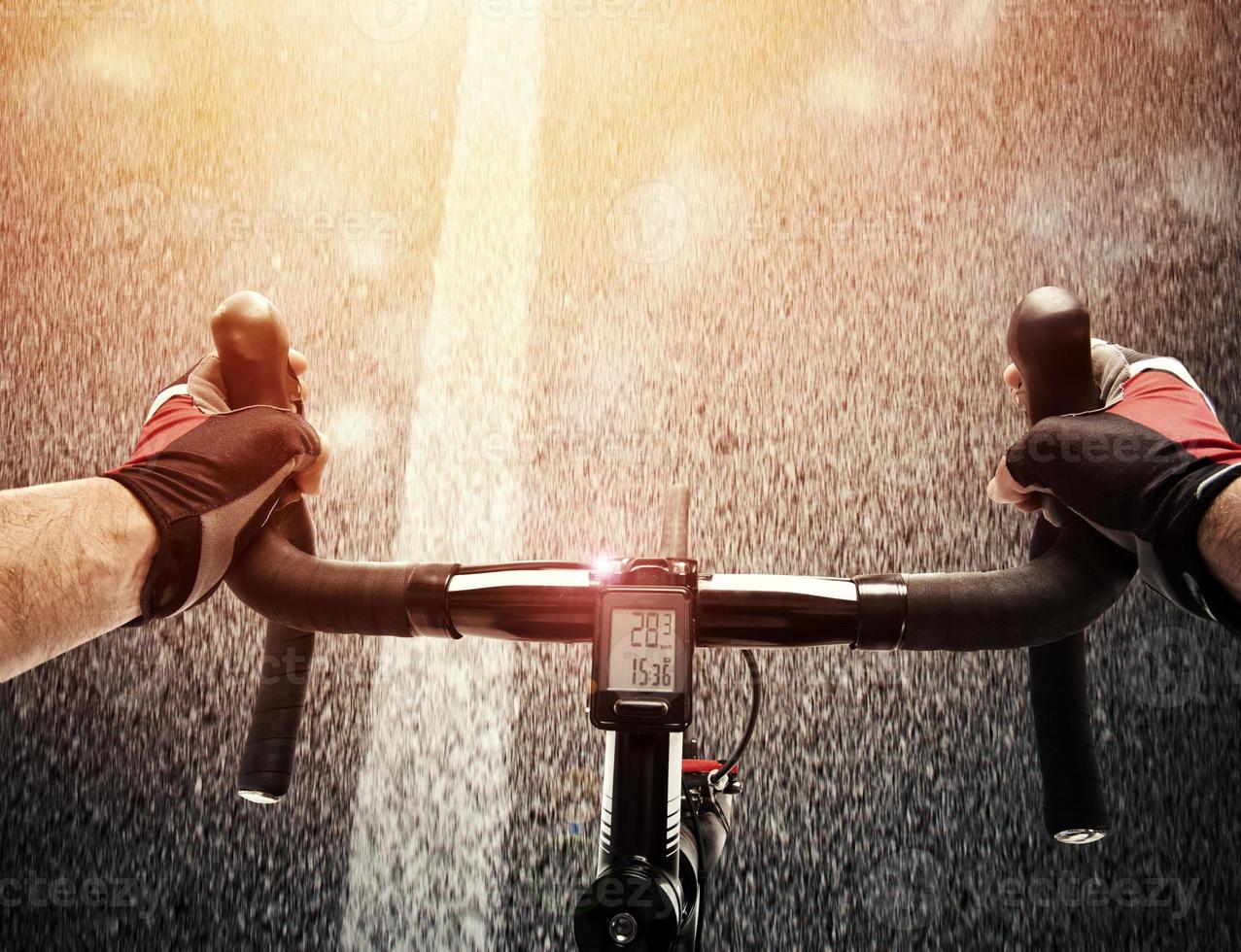 ciclista pedalare il bicicletta su un' strada nel luce del giorno foto