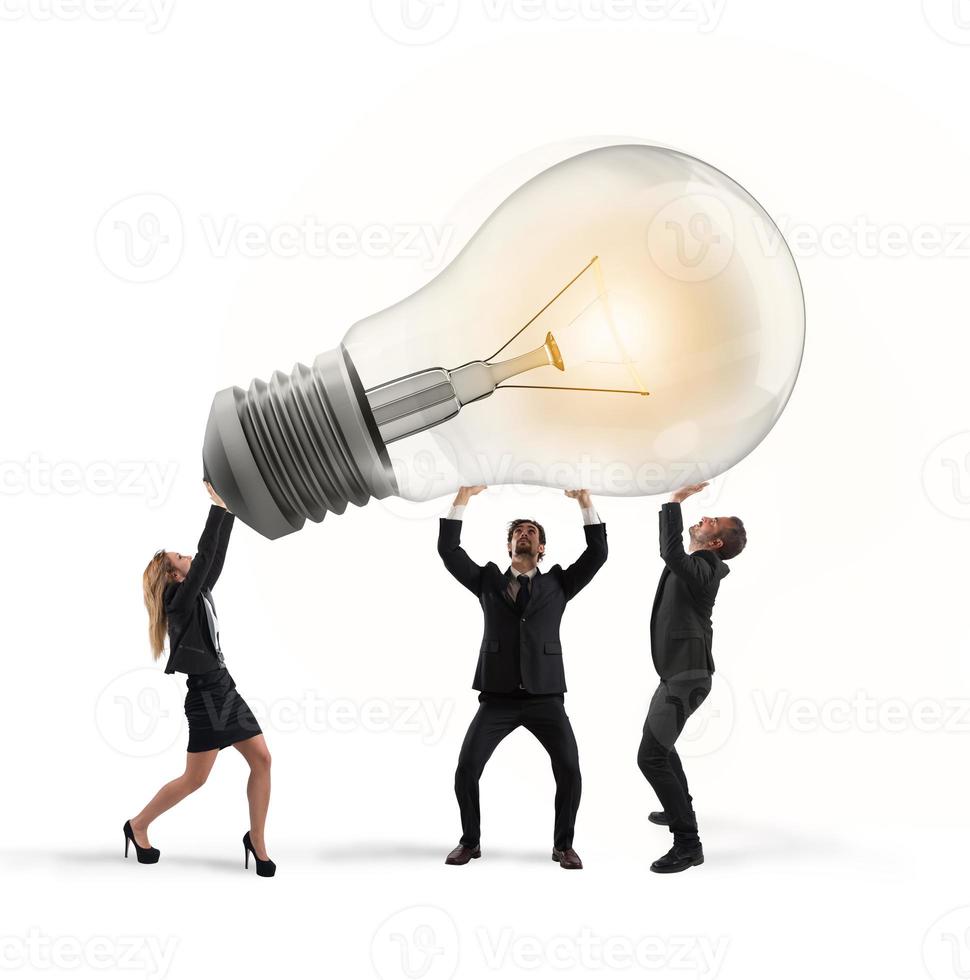 attività commerciale persone hold un' leggero lampadina. concetto di nuovo idea e azienda avviare foto