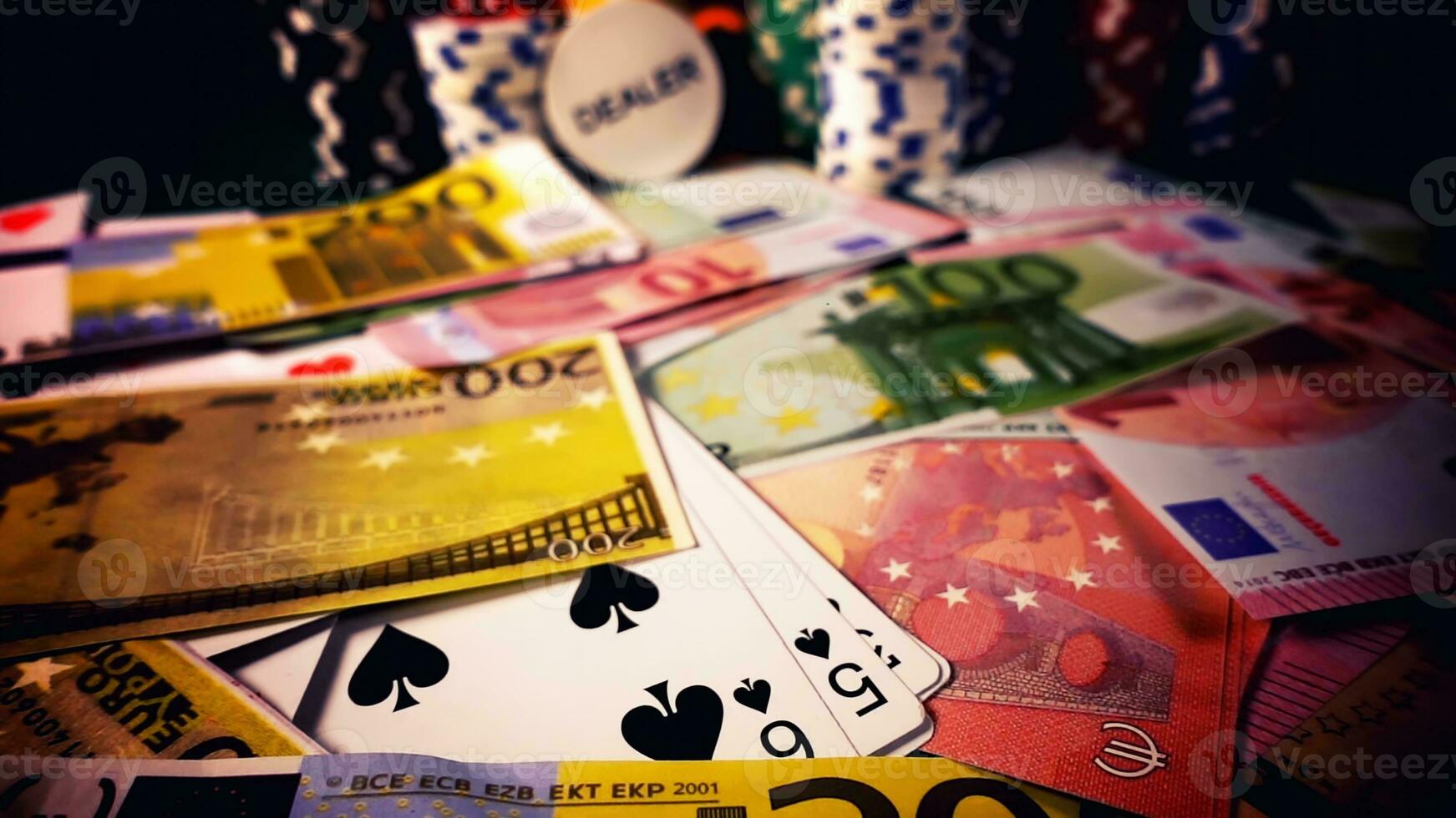 gioco gioco d'azzardo i soldi patatine fritte e poker carte foto