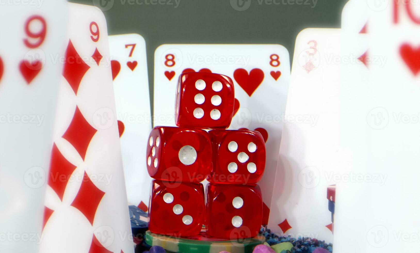 gioco gioco d'azzardo rosso dadi e poker carte foto