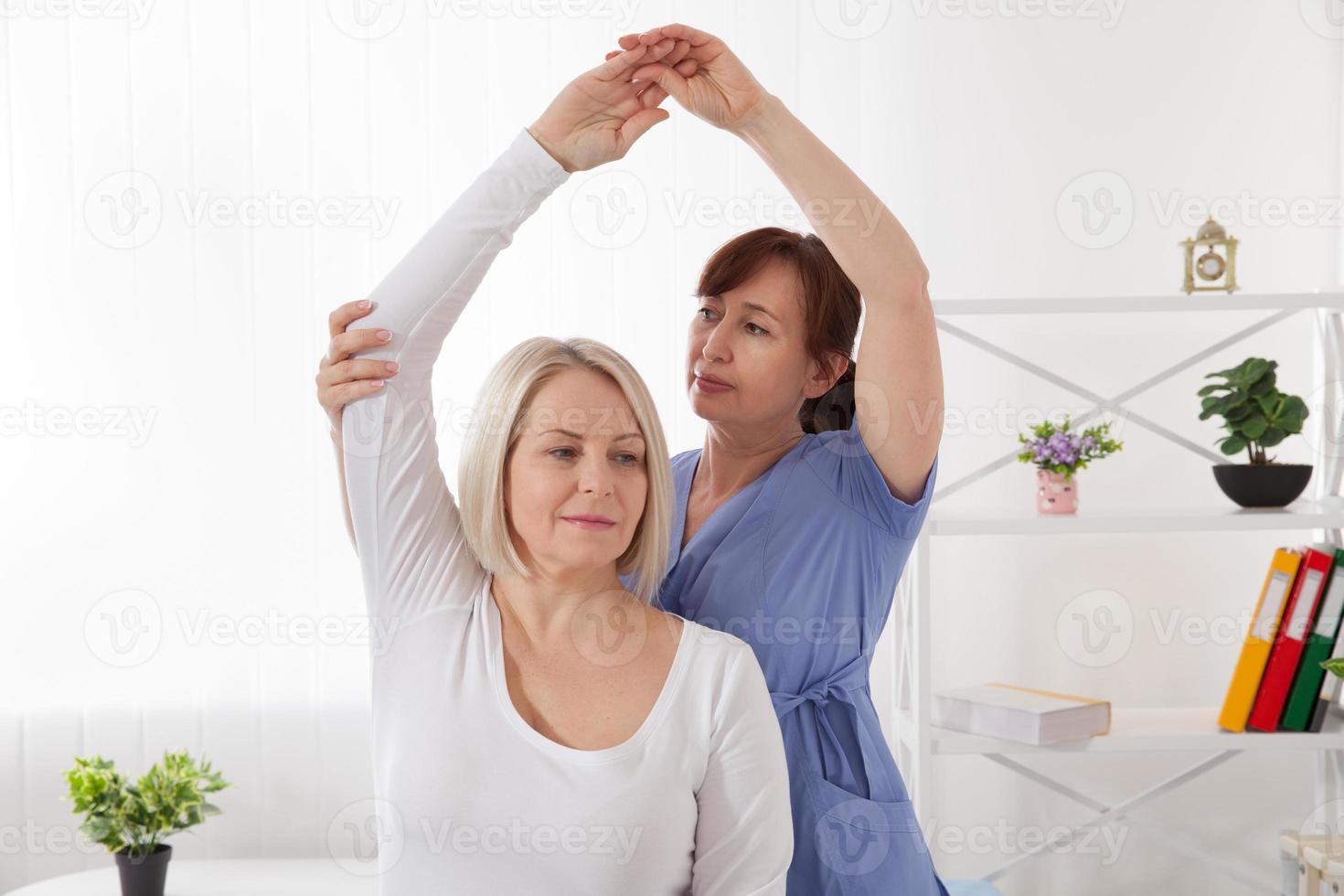 immagine di mezzo anziano donna durante reinserimento nel professionale clinica foto