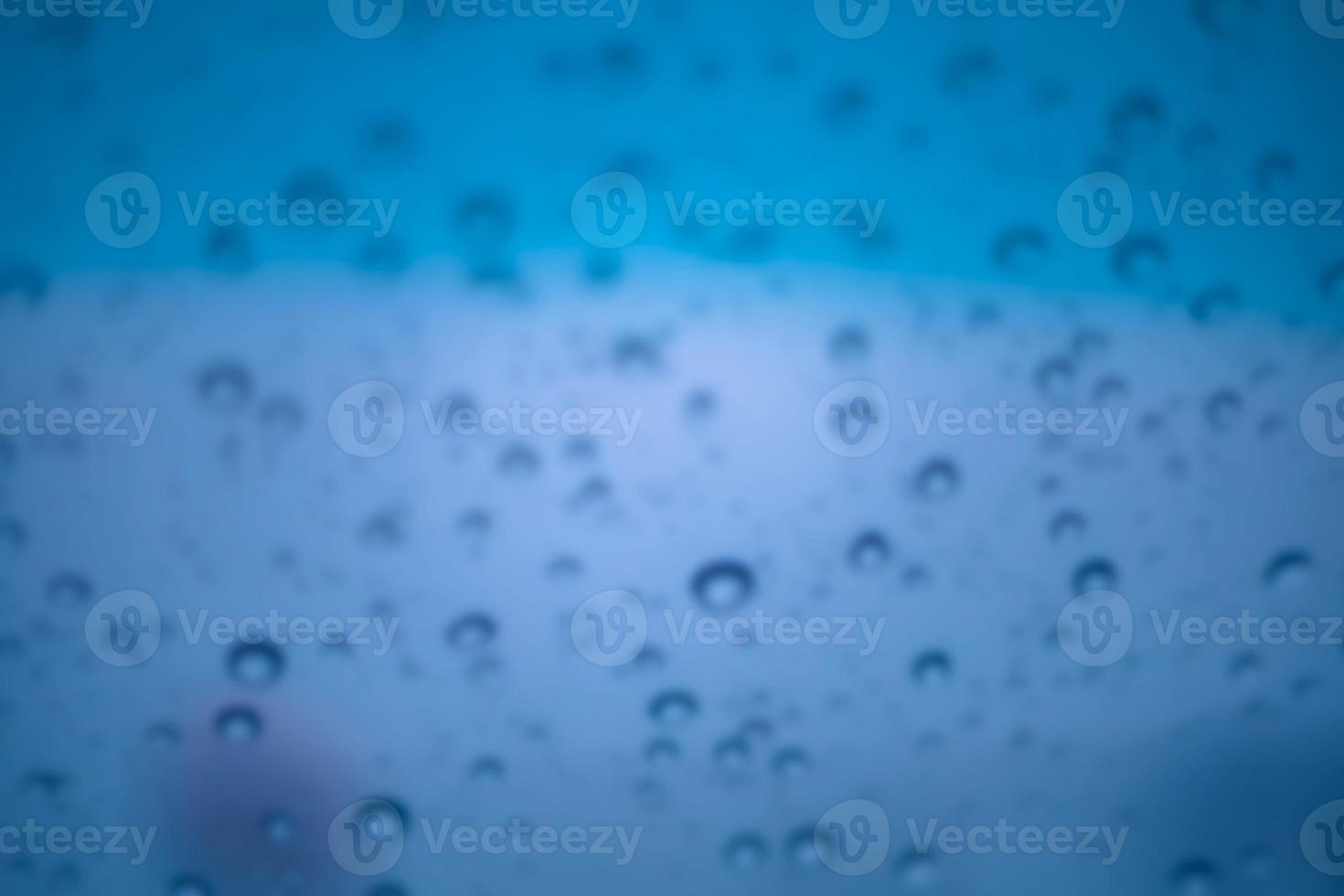 blu acqua goccioline e gocce di pioggia aggrapparsi per il freddo chiaro bicchiere foto