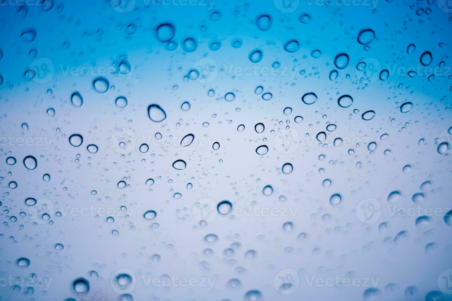 blu acqua goccioline e gocce di pioggia aggrapparsi per il freddo chiaro bicchiere foto