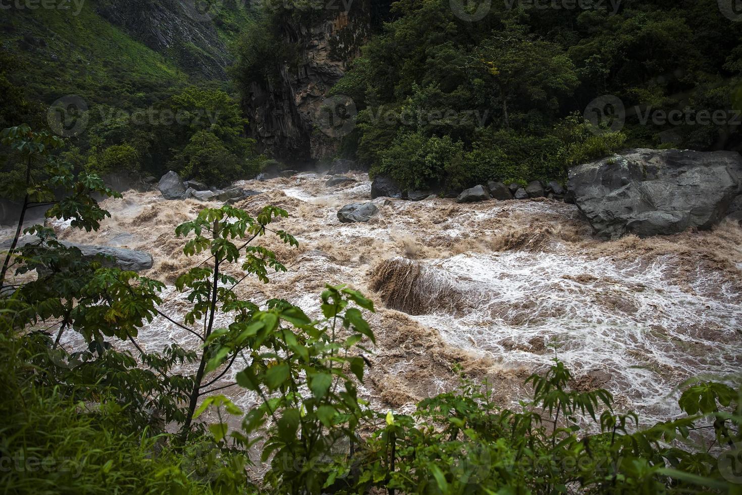 fiume urubamba in perù foto