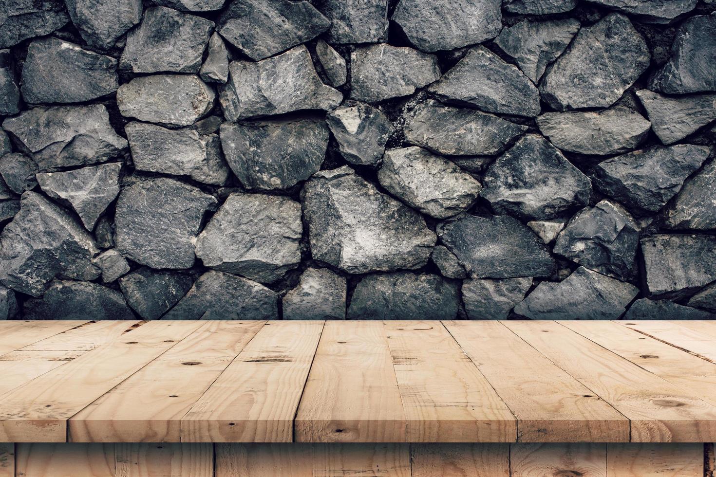 pietra parete sfondo e vuoto di legno tavolo Schermo montaggio per Prodotto con copia spazio. foto