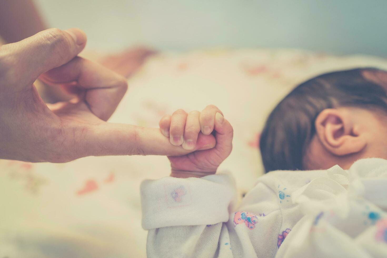 vicino su mani di madre e bambino foto