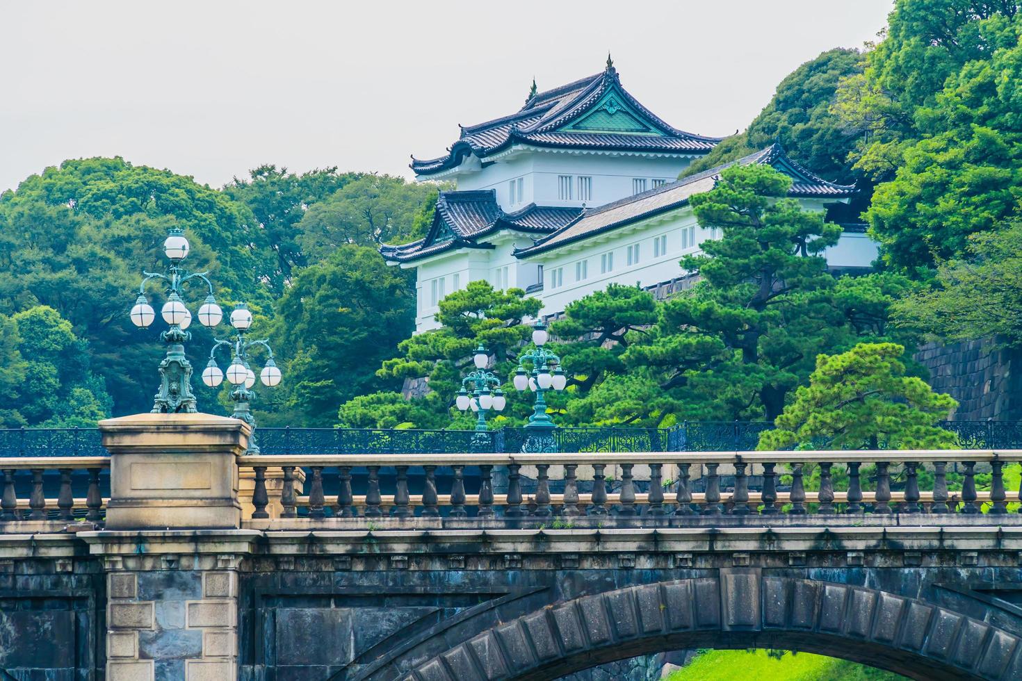 il castello del palazzo imperiale nella città di tokyo, in giappone foto